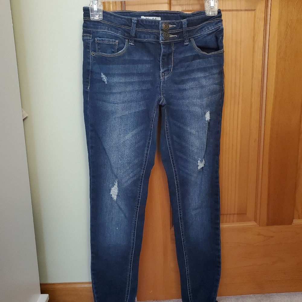 Slightly ripped jegging jeans